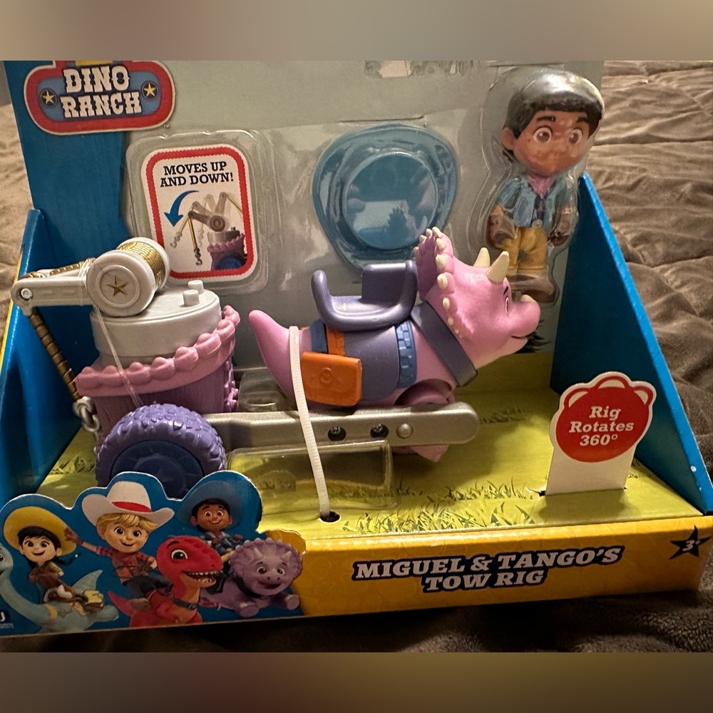 NIB Dino Ranch Miguel & Tango’s Tow Rig. Rig moves up & down & Rotates 360